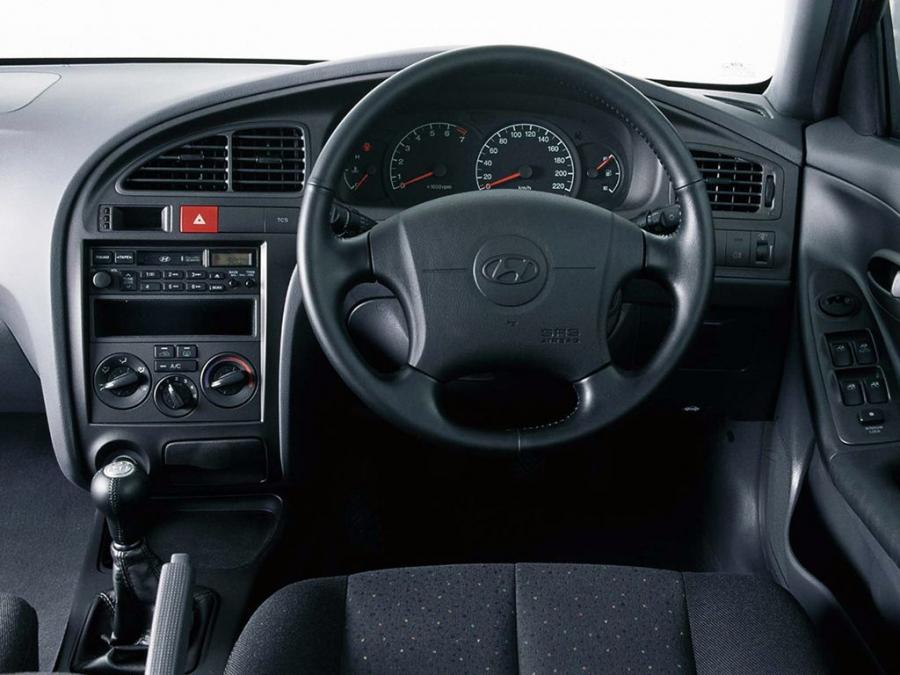  Hyundai Elantra Sedan 2003 года  (ZA) (фото 15 из 16)